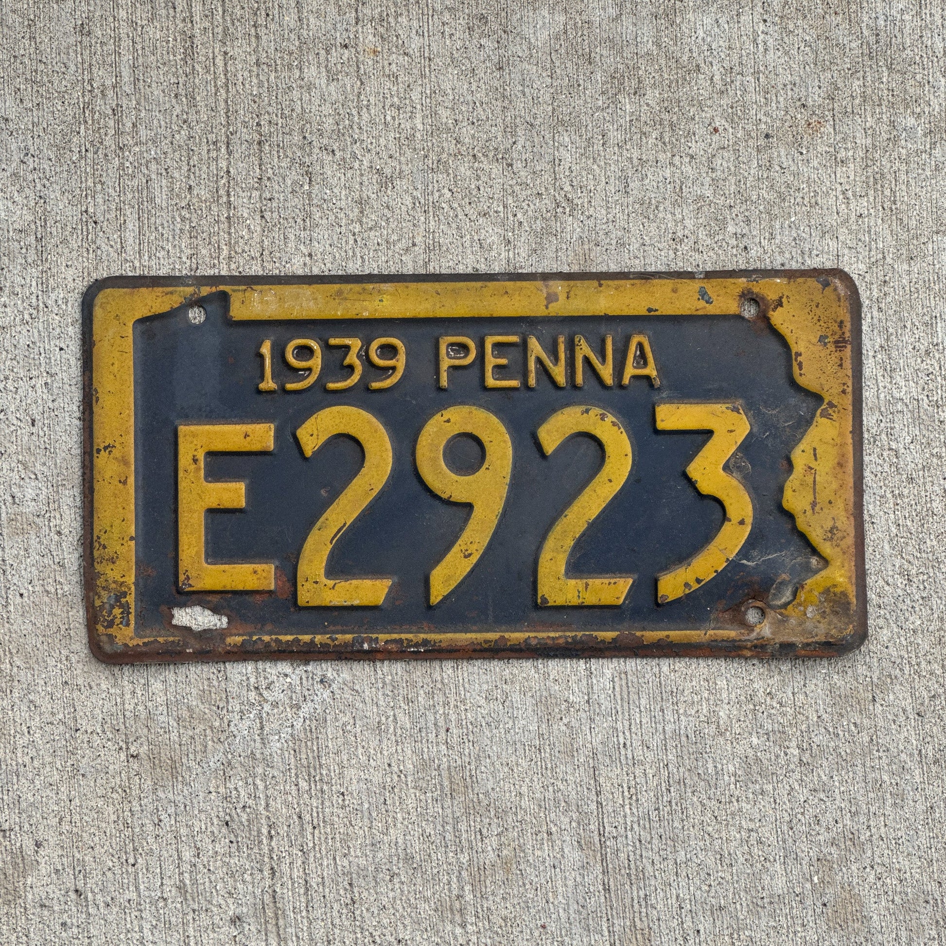 Photo of a 1939 Pennsylvania License Plate Auto Tag Garage Decor Vintage E 2923 with original patina