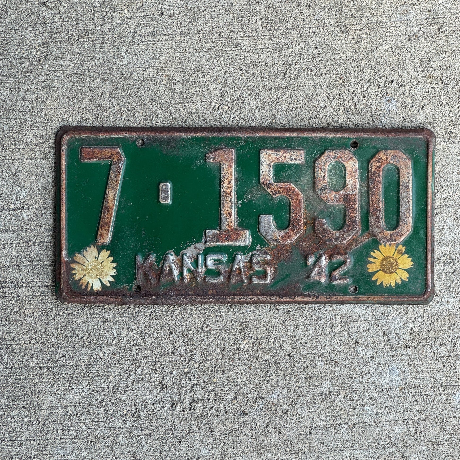 Photo of a 1942 Kansas License Plate Auto Tag Garage Decor Vintage 7 1590