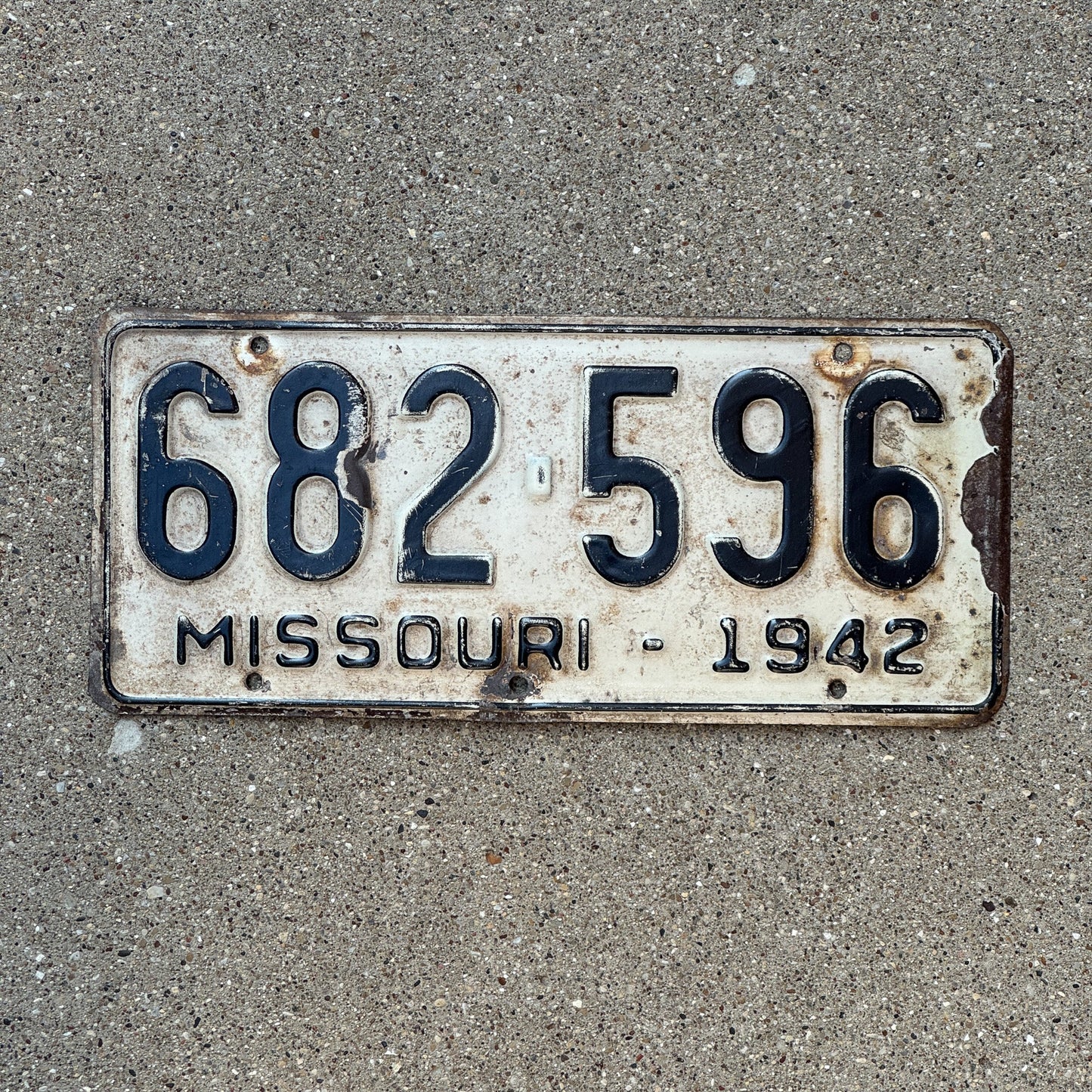 Photo of a 1942 Missouri License Plate Auto Tag Garage Decor Vintage 682 596