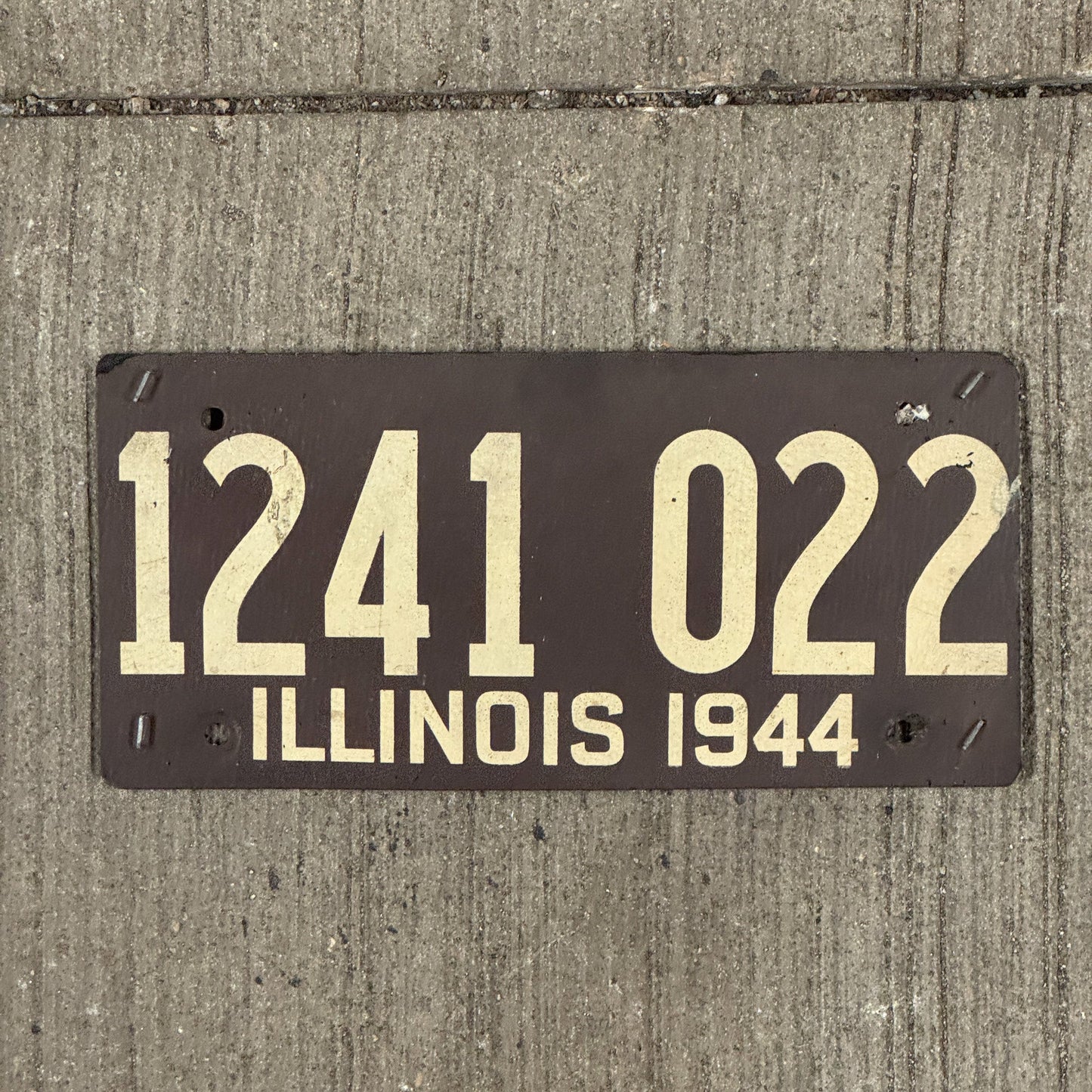 Photo of a 1944 Illinois Fiberboard Soy License Plate Auto Tag Garage Decor Vintage 1241 022