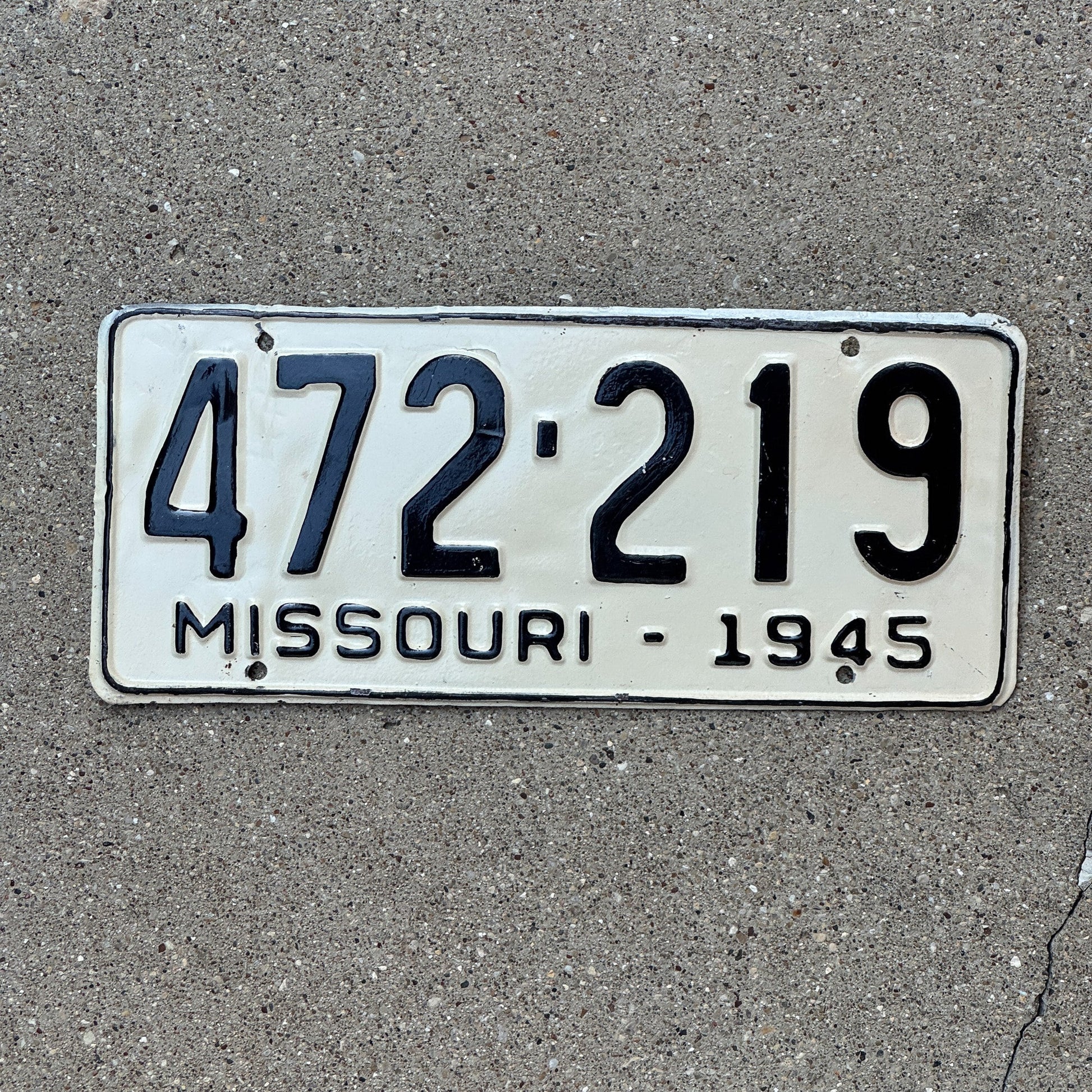 Photo of a 1945 Missouri License Plate Auto Tag Garage Decor Vintage 472 219