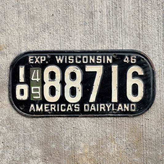Photo of a 1946 1949 Wisconsin License Plate Auto Tag Garage Decor Vintage 10 88716 with original patina