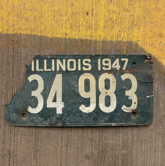 Photo of a 1947 Illinois Fiber Board License Plate Auto Tag Garage Decor Vintage 34983