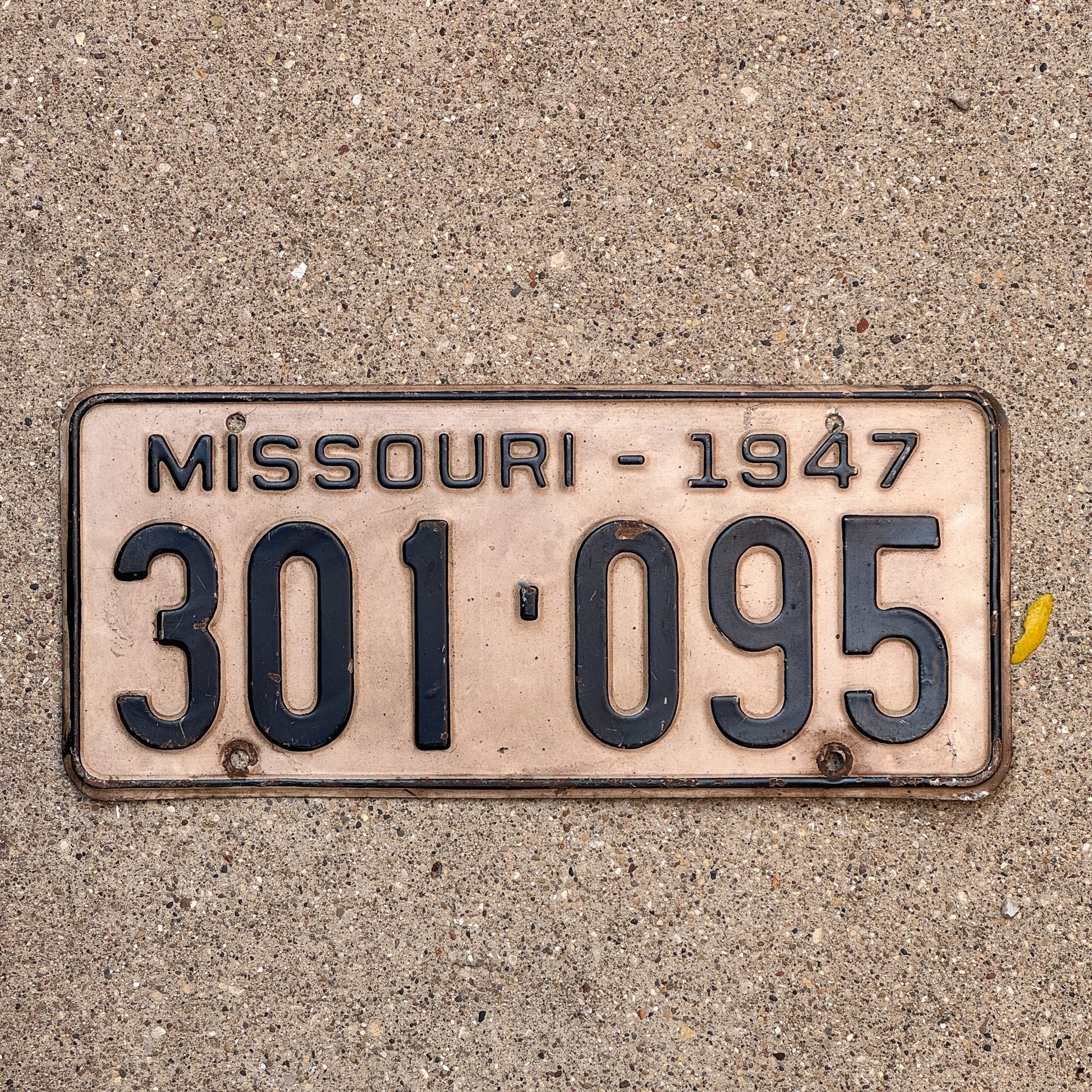 Photo of a 1947 Missouri License Plate Auto Tag Garage Decor Vintage 301095 with original patina