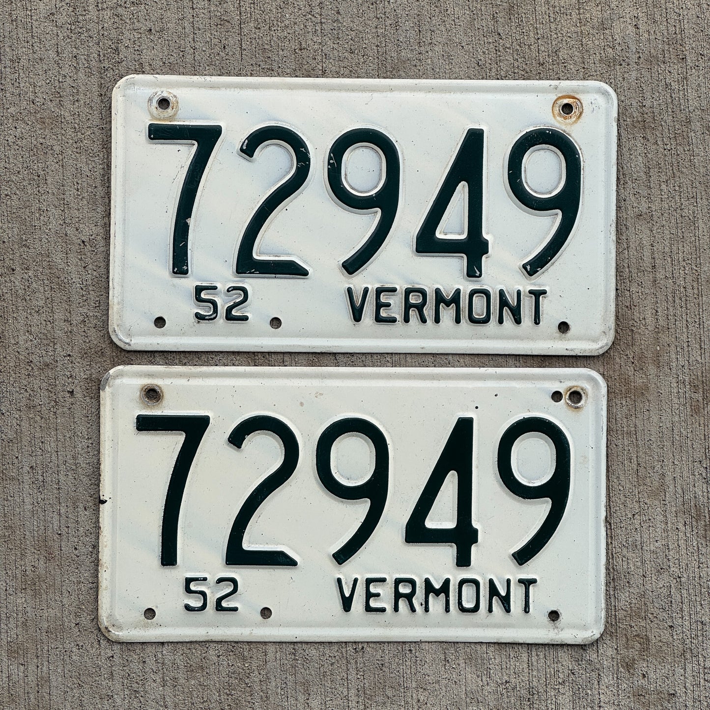 Photo of a 1952 Vermont License Plate Pair Auto Tag Garage Decor Vintage 72949 with original patina