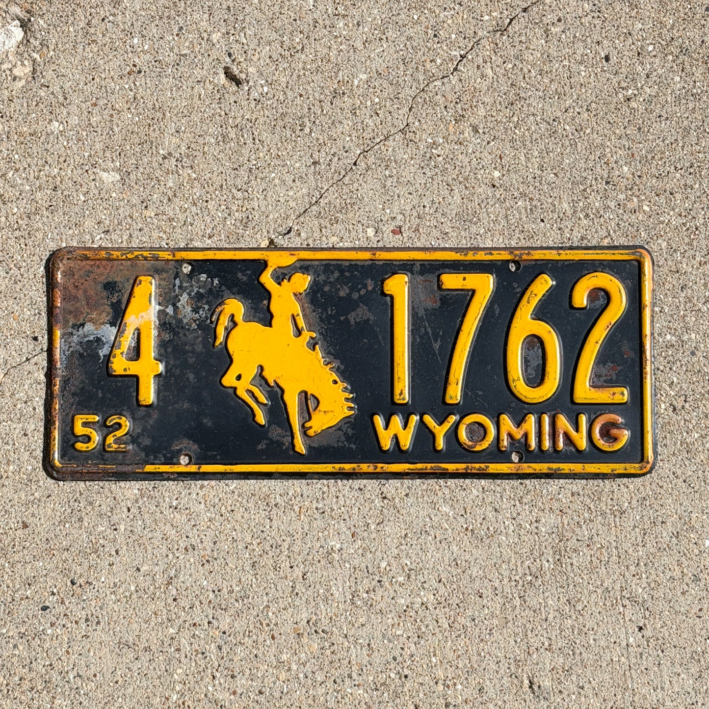 Photo of a 1952 Wyoming License Plate Auto Tag Garage Decor Vintage Cowboy Rodeo 4 1762 with original patina