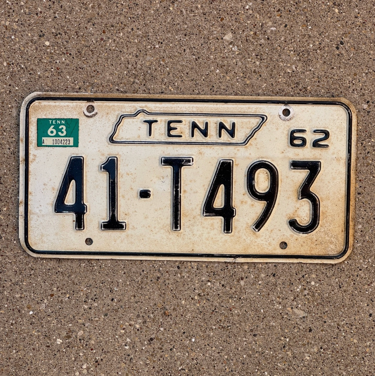 Vintage Tennessee license plate from 1962 on a concrete surface