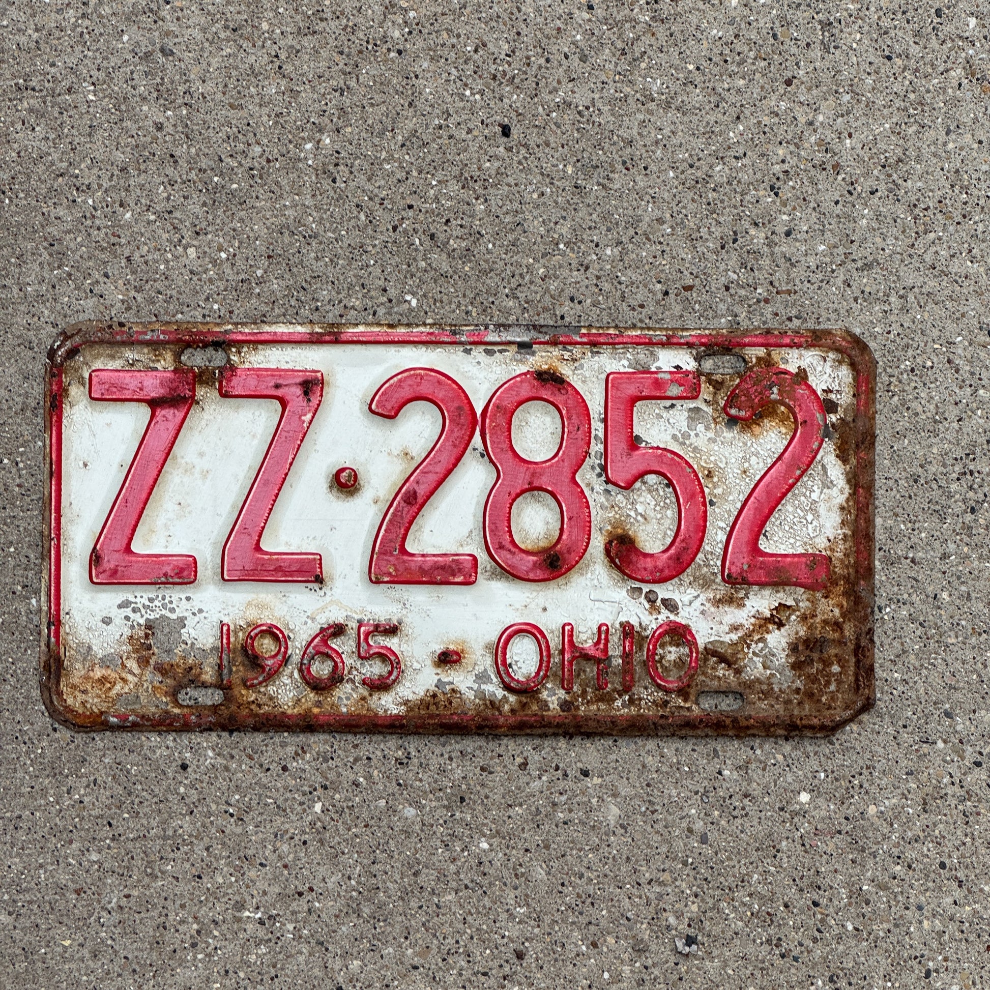 Photo of a 1965 Ohio License Plate Auto Tag Garage Decor Vintage ZZ 2852 with original patina