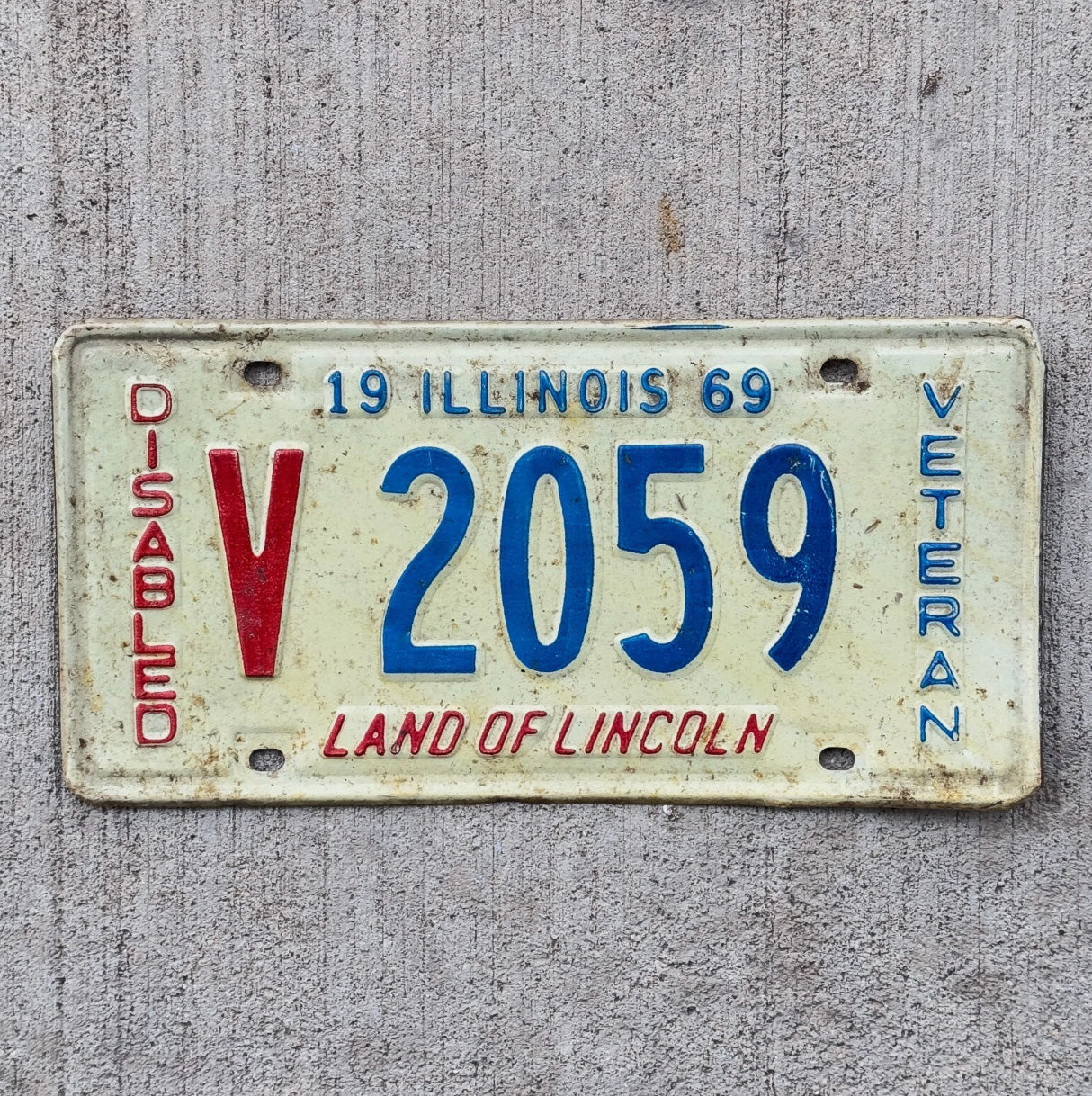 Photo of a 1969 Illinois Disabled Veteran License Plate Auto Tag 1 Garage Decor DAV V 2059