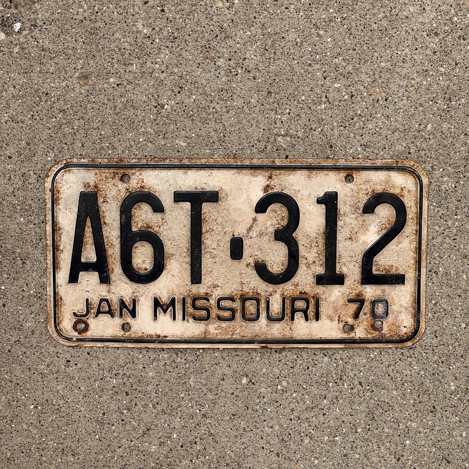 Photo of a 1970 Missouri License Plate Auto Tag Garage Decor Vintage A6T 312