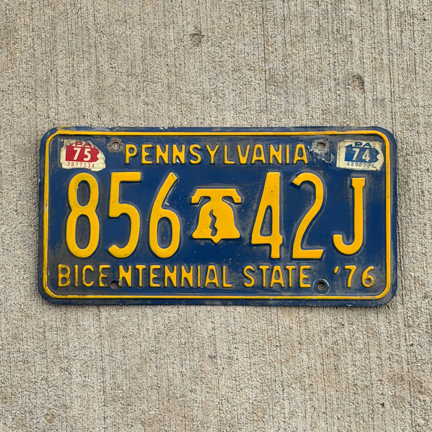 Photo of a 1971 1975 Pennsylvania License Plate Auto Tag Garage Decor Vintage Bicentennial 856 42 J with original patina