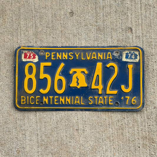 Photo of a 1971 1975 Pennsylvania License Plate Auto Tag Garage Decor Vintage Bicentennial 856 42 J with original patina