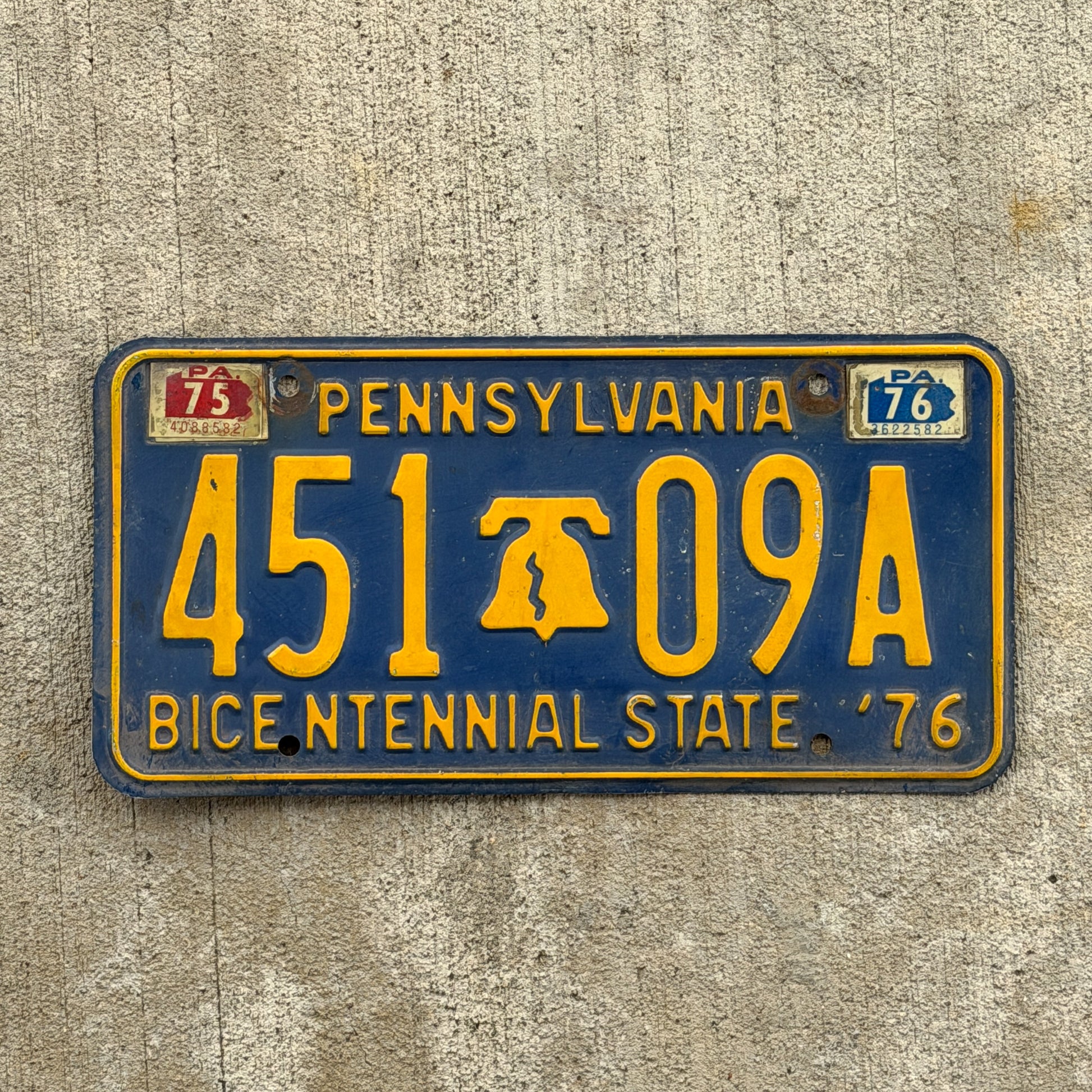 Photo of a 1971 1976 Pennsylvania License Plate Auto Tag Garage Decor Vintage Bicentennial 451 09 A with original patina