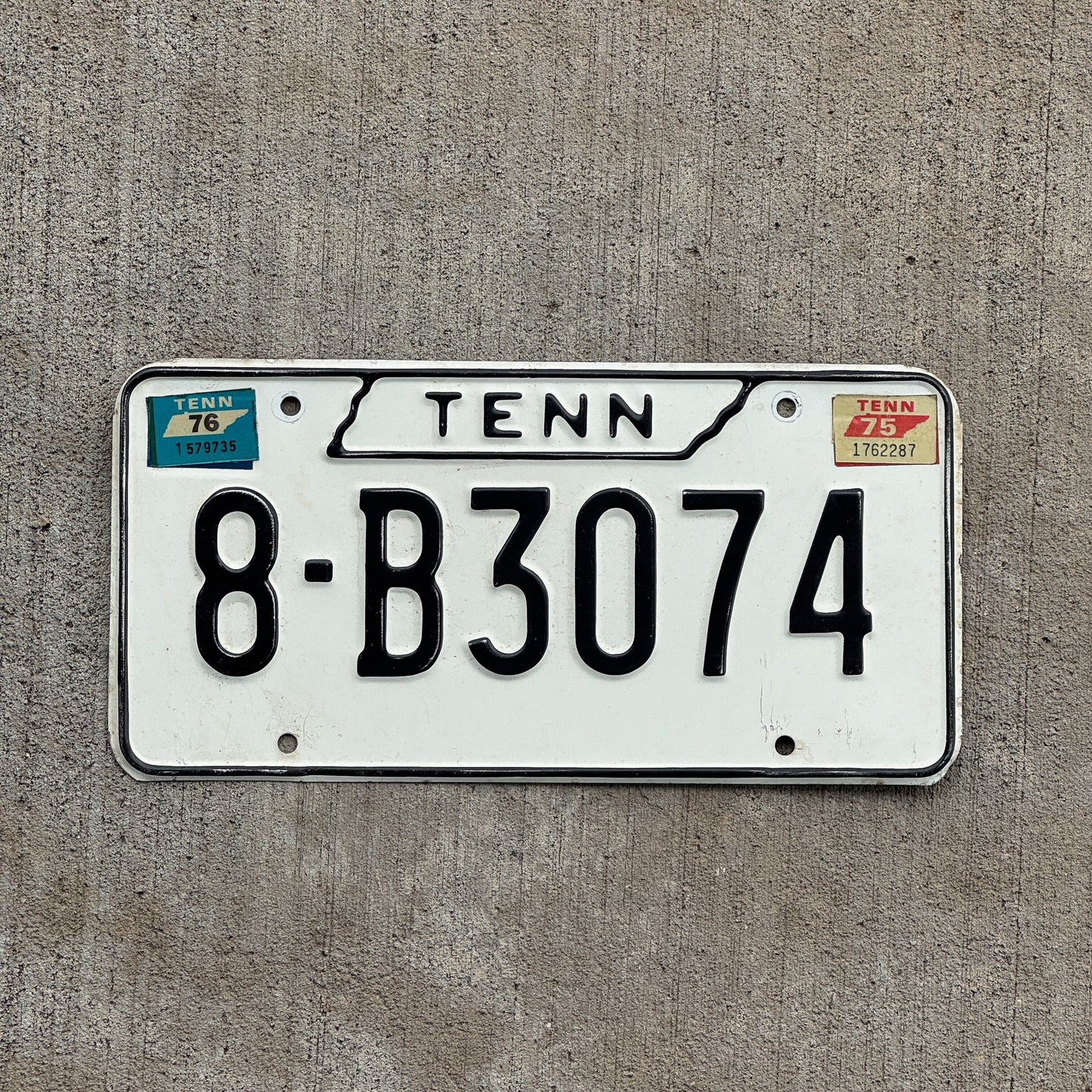 Photo of a 1971 1976 Tennessee License Plate Auto Tag Garage Decor Vintage 8 B3074 with original patina