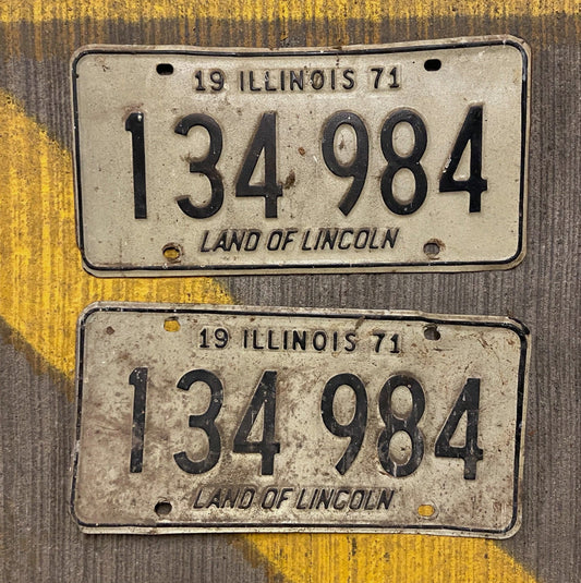 Photo of a 1971 Illinois License Plate Auto Tag Garage Decor Vintage 134 984