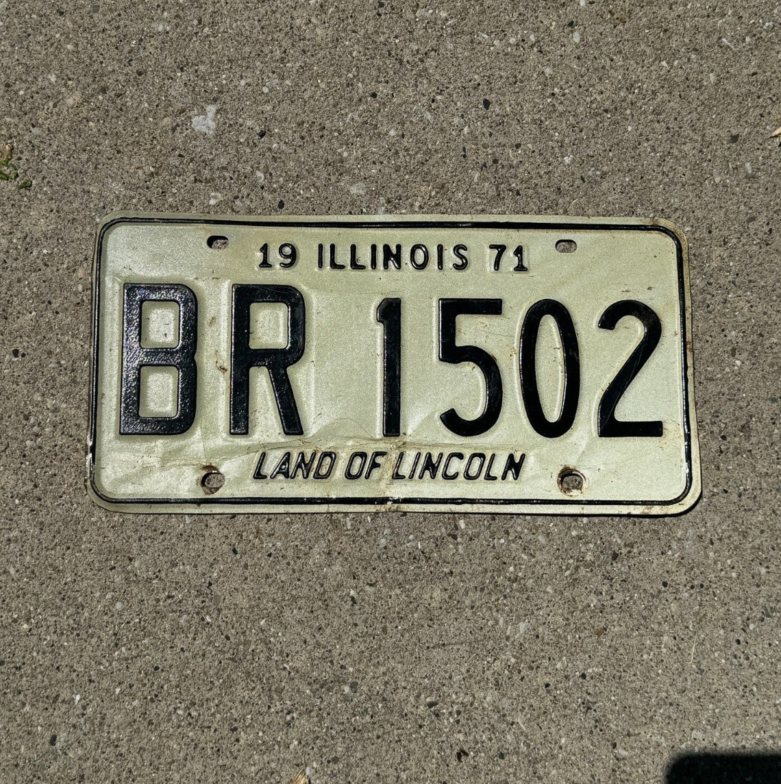 Photo of a 1971 Illinois License Plate Auto Tag Garage Decor Vintage BR 1502