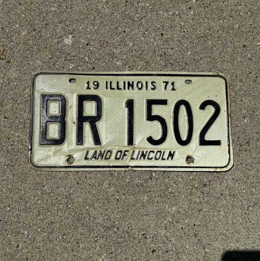 Photo of a 1971 Illinois License Plate Auto Tag Garage Decor Vintage BR 1502