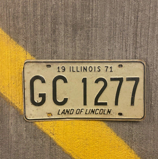 Photo of a 1971 Illinois License Plate Auto Tag Garage Decor Vintage GC 1277