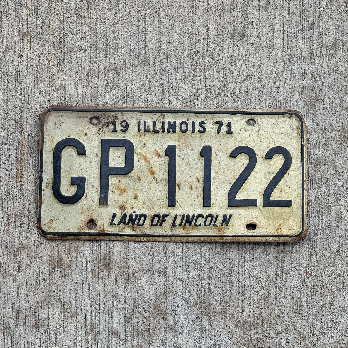 Photo of a 1971 Illinois License Plate Auto Tag Garage Decor Vintage GP 1122 with original patina