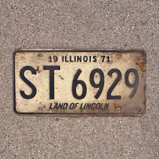 Photo of a 1971 Illinois License Plate Auto Tag Garage Decor Vintage ST 6929 with original patina
