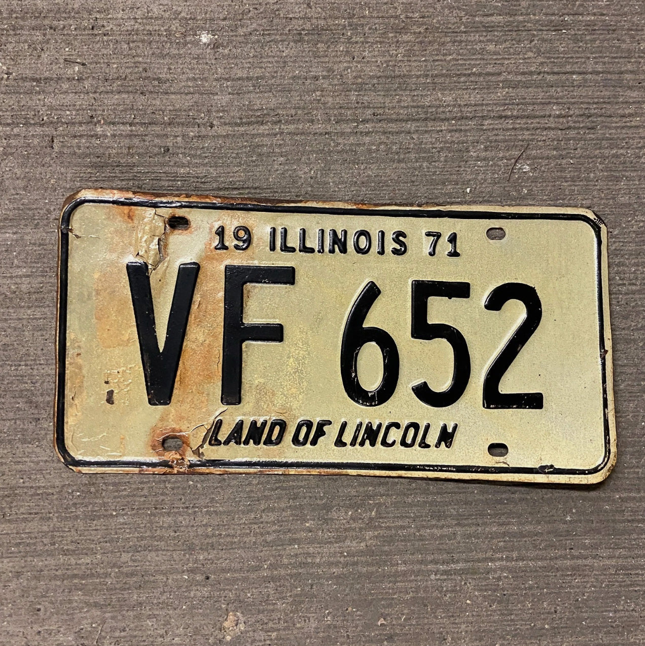 Photo of a 1971 Illinois License Plate Auto Tag Garage Decor Vintage VF 652 with original patina