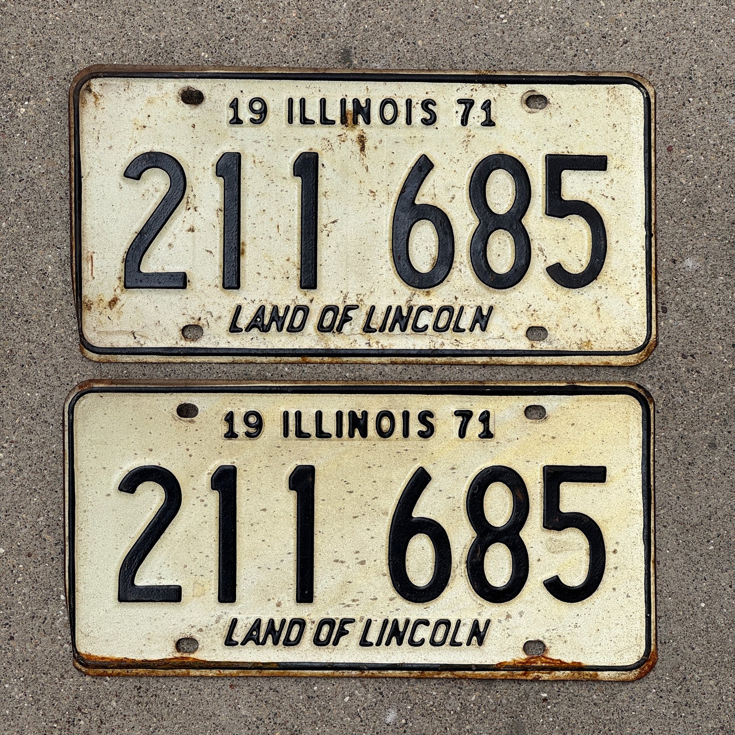 Photo of a 1971 Illinois License Plate Pair Auto Tag Garage Decor Vintage 211 685 with original patina