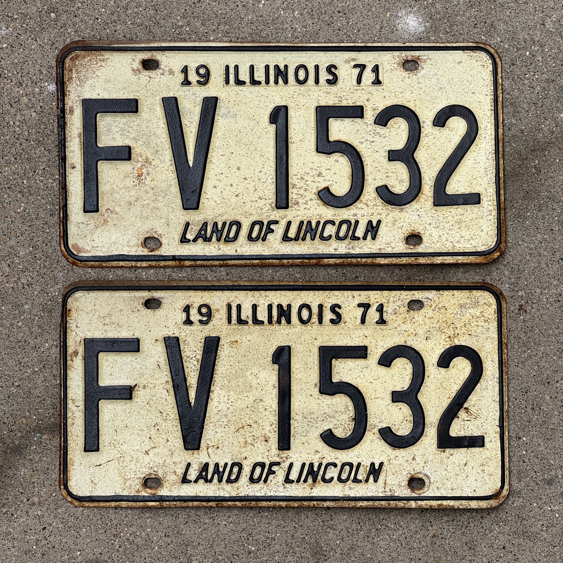 Photo of a 1971 Illinois License Plate Pair Auto Tag Garage Decor Vintage FV 1532 with original patina