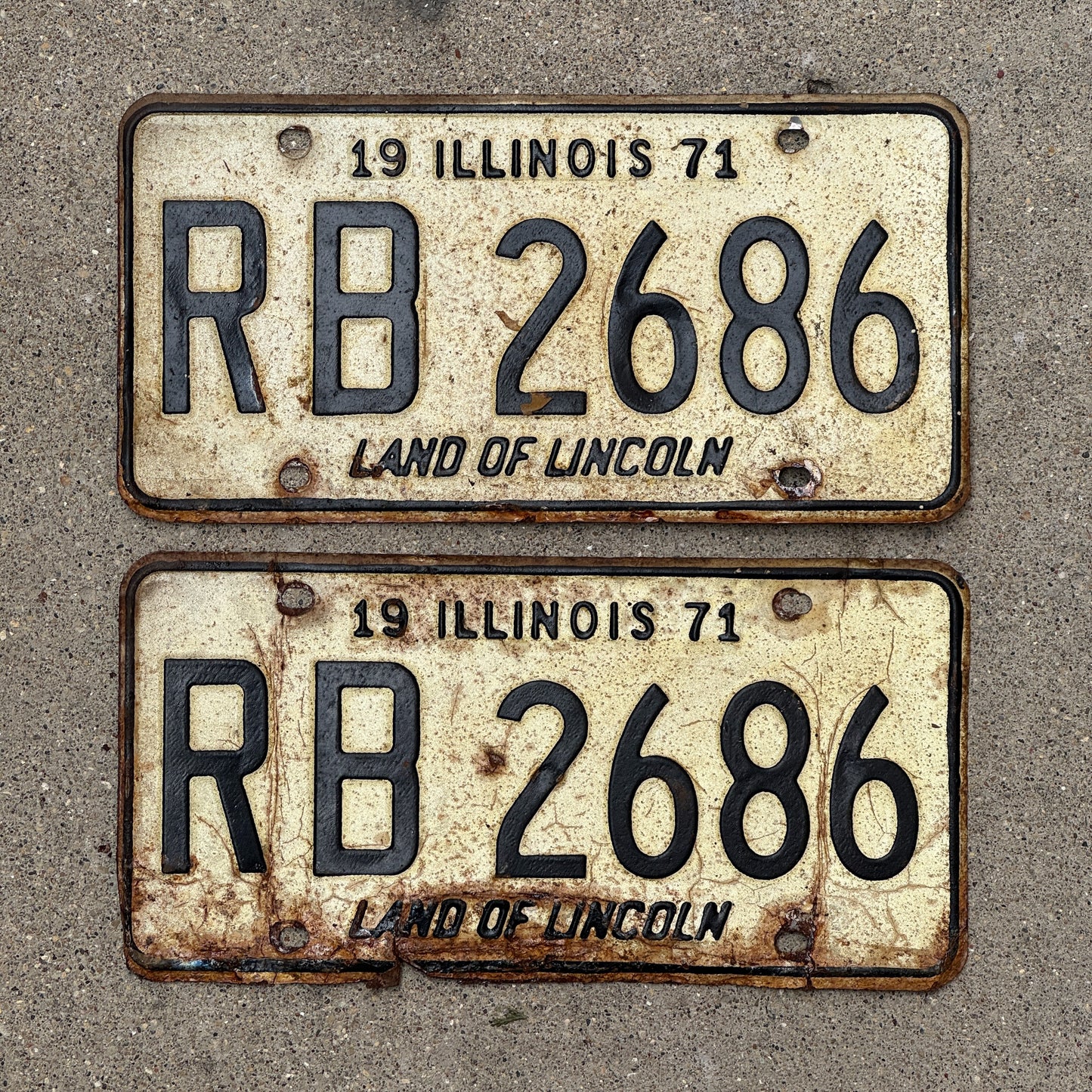 Photo of a 1971 Illinois License Plate Pair Auto Tag Garage Decor Vintage RB 2686 with original patina