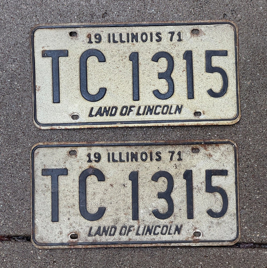 Photo of a 1971 Illinois License Plate Pair Auto Tag Garage Decor Vintage TC 1315