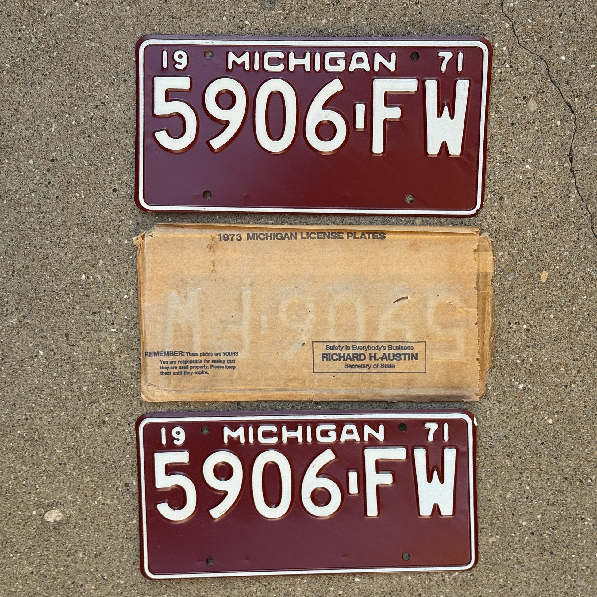 Photo of a 1971 Michigan Truck License Plate Pair Auto Tag Garage Decor Vintage NOS with envelope (non-matching) 5906 FW