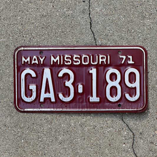 Photo of a 1971 Missouri License Plate Auto Tag Garage Decor Vintage with Paint Error GA 3189