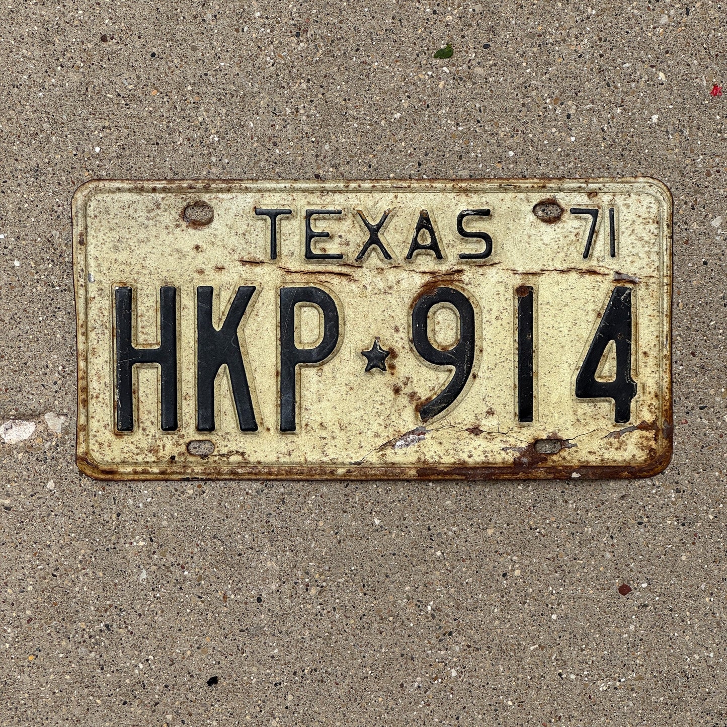 Photo of a 1971 Texas License Plate Auto Tag Garage Decor Vintage HKP 914