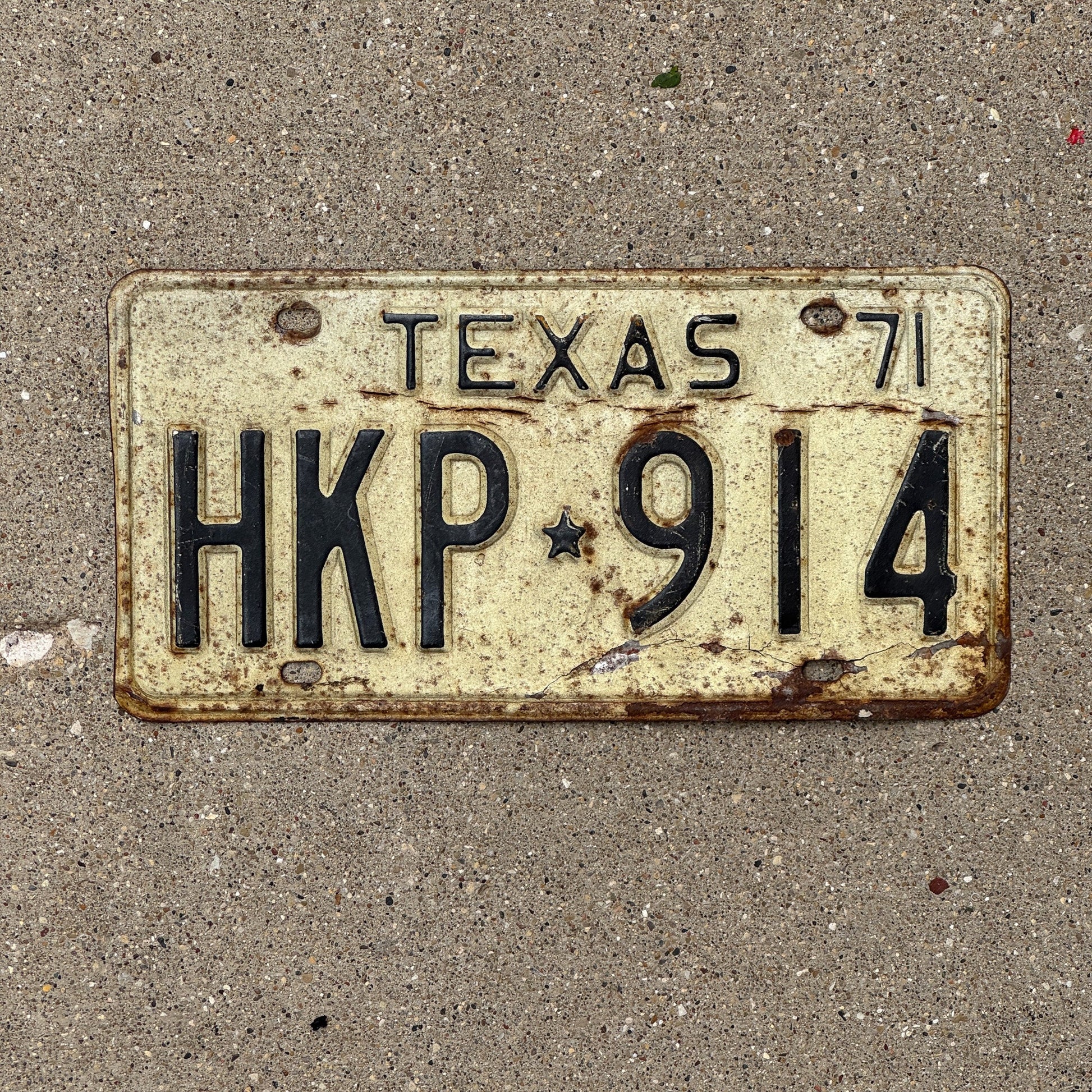 Photo of a 1971 Texas License Plate Auto Tag Garage Decor Vintage HKP 914
