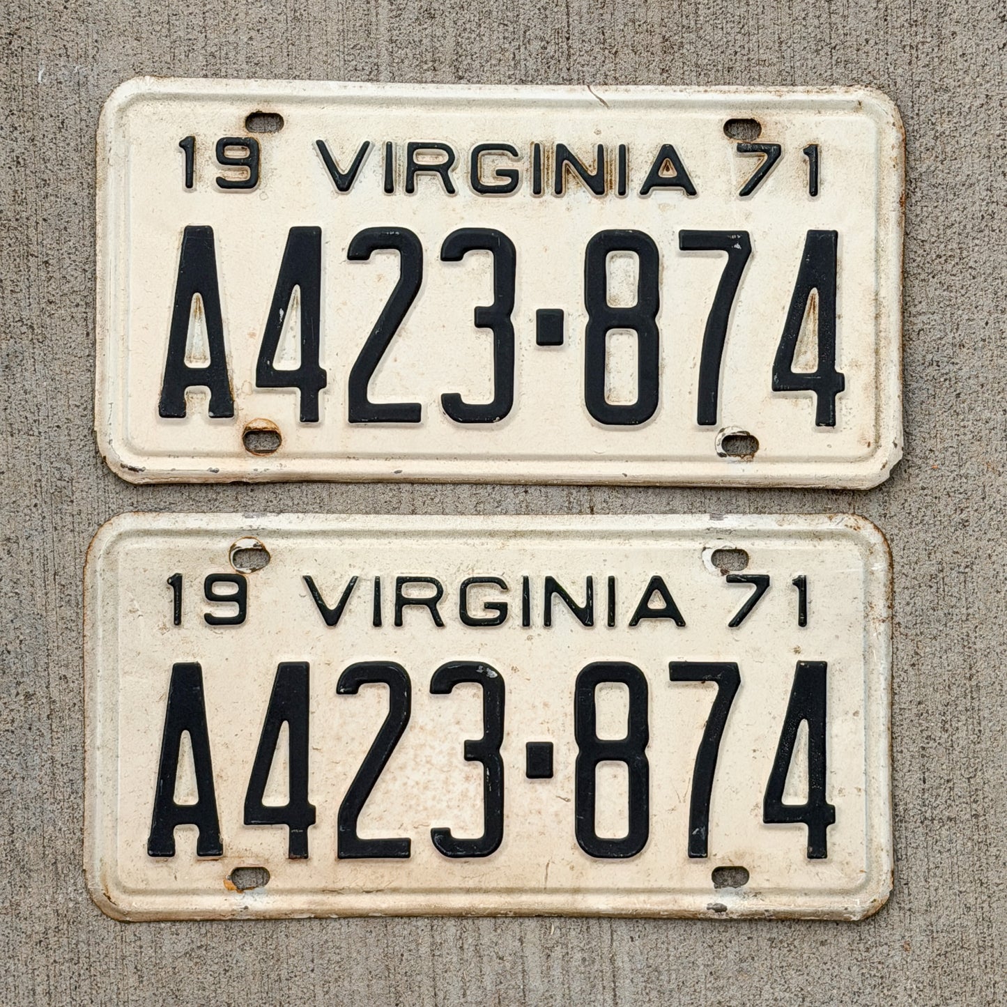 Photo of a 1971 Virginia License Plate Pair Auto Tag Garage Decor Vintage A 423 874 with original patina