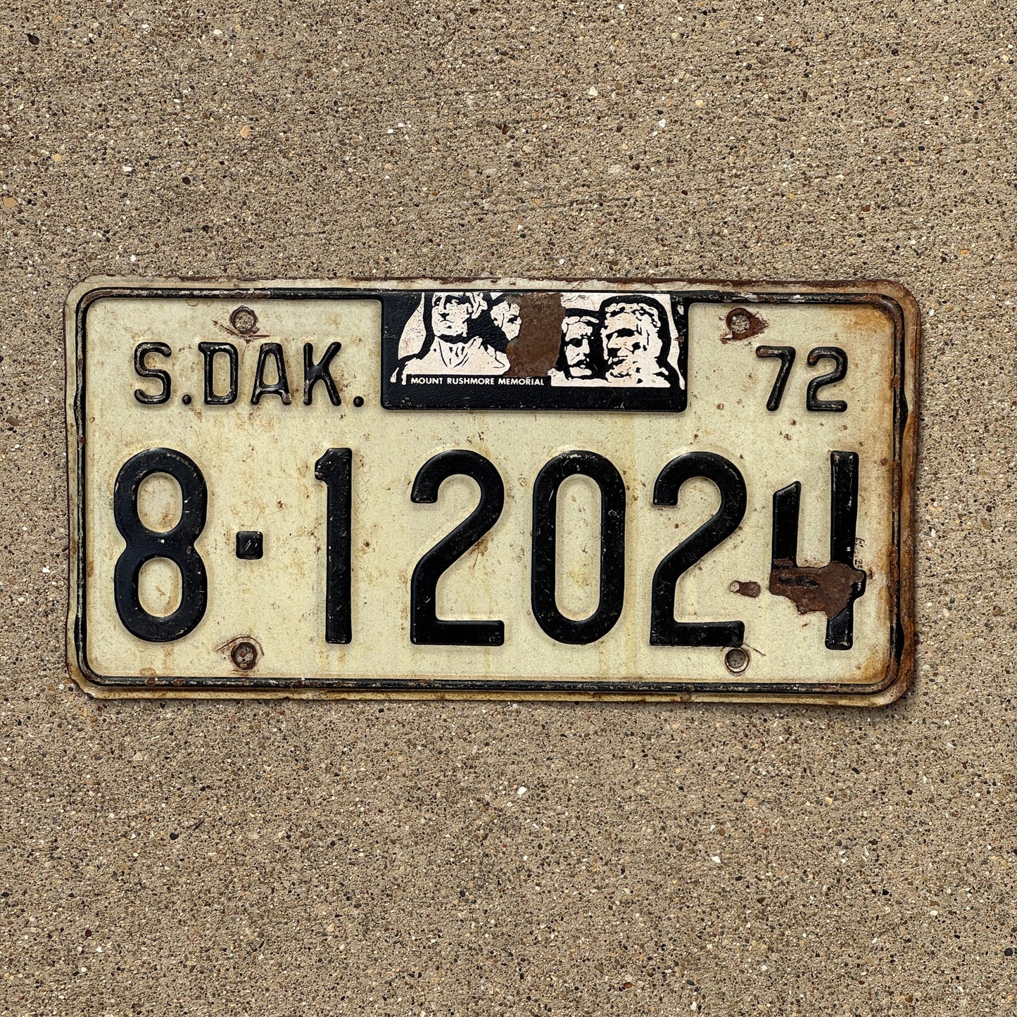 1972 South Dakota License Plate Auto Tag Mount Rushmore 8 12024