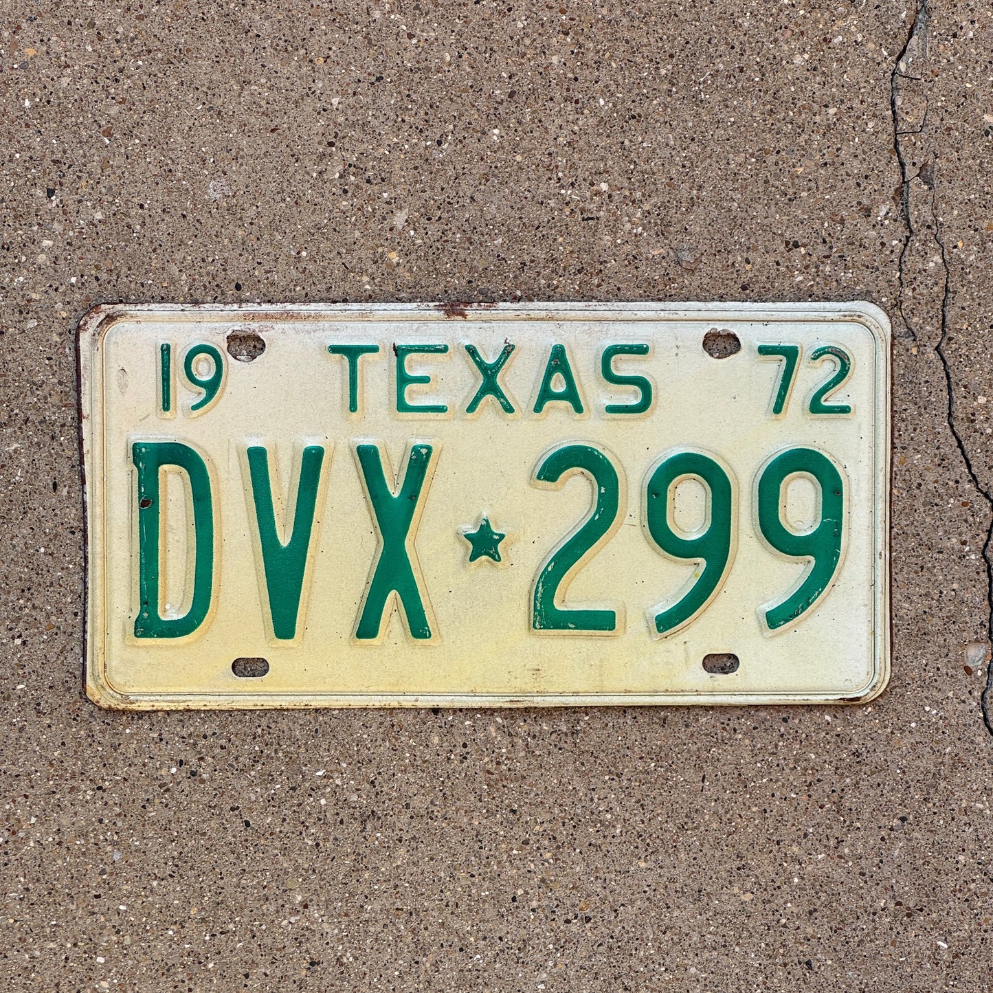 Photo of a 1972 Texas License Plate Auto Tag Garage Decor Vintage DVX 299