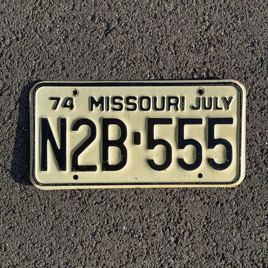 Photo of a 1974 Missouri License Plate Auto Tag Garage Decor Vintage Repeat Repeating N2B 555