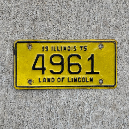 Photo of a 1975 Illinois MOTORCYCLE License Plate Auto Tag Garage Decor Vintage 4961