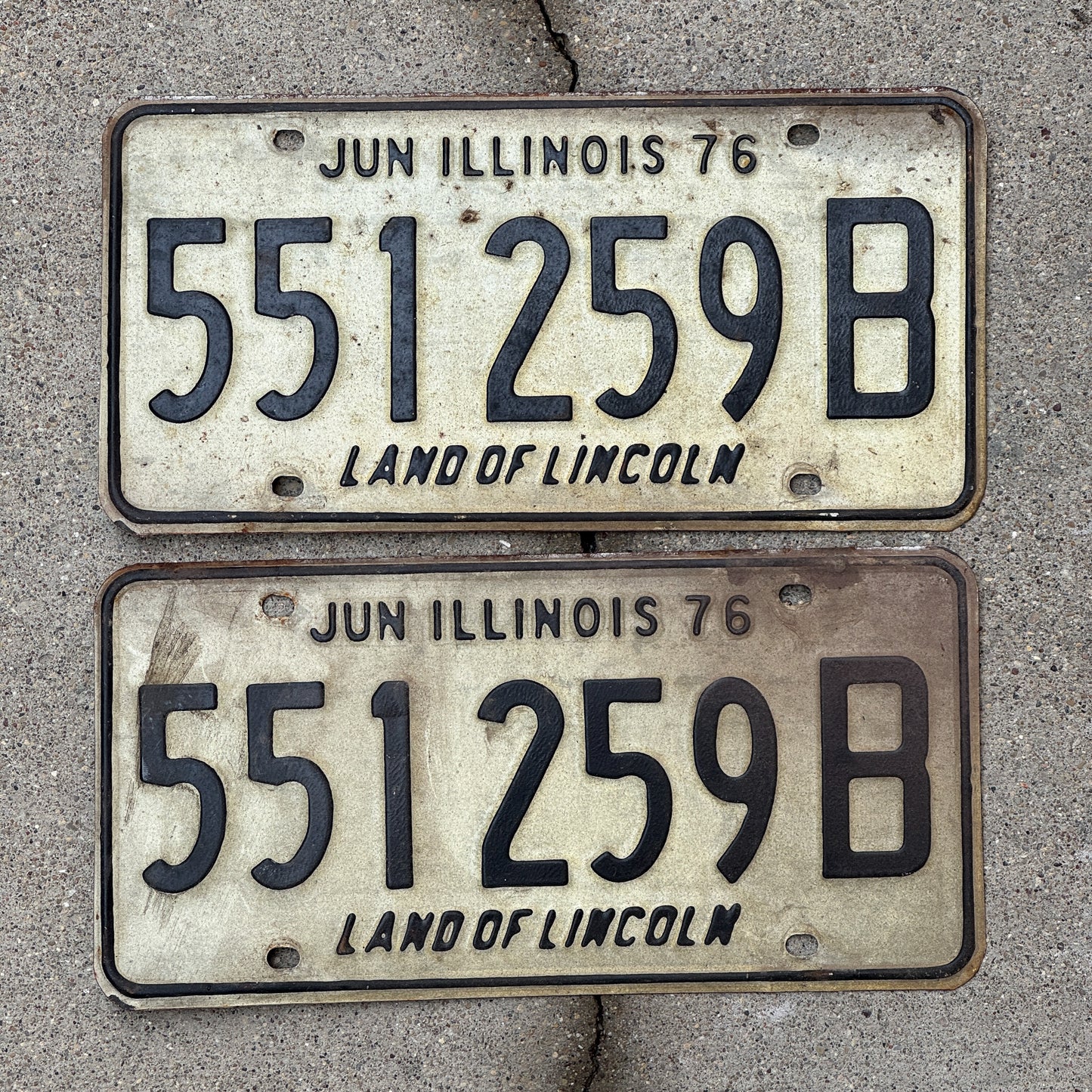 Photo of a 1975 Illinois Truck License Plate Pair Auto Tag Garage Decor Vintage 551 259 B with original patina