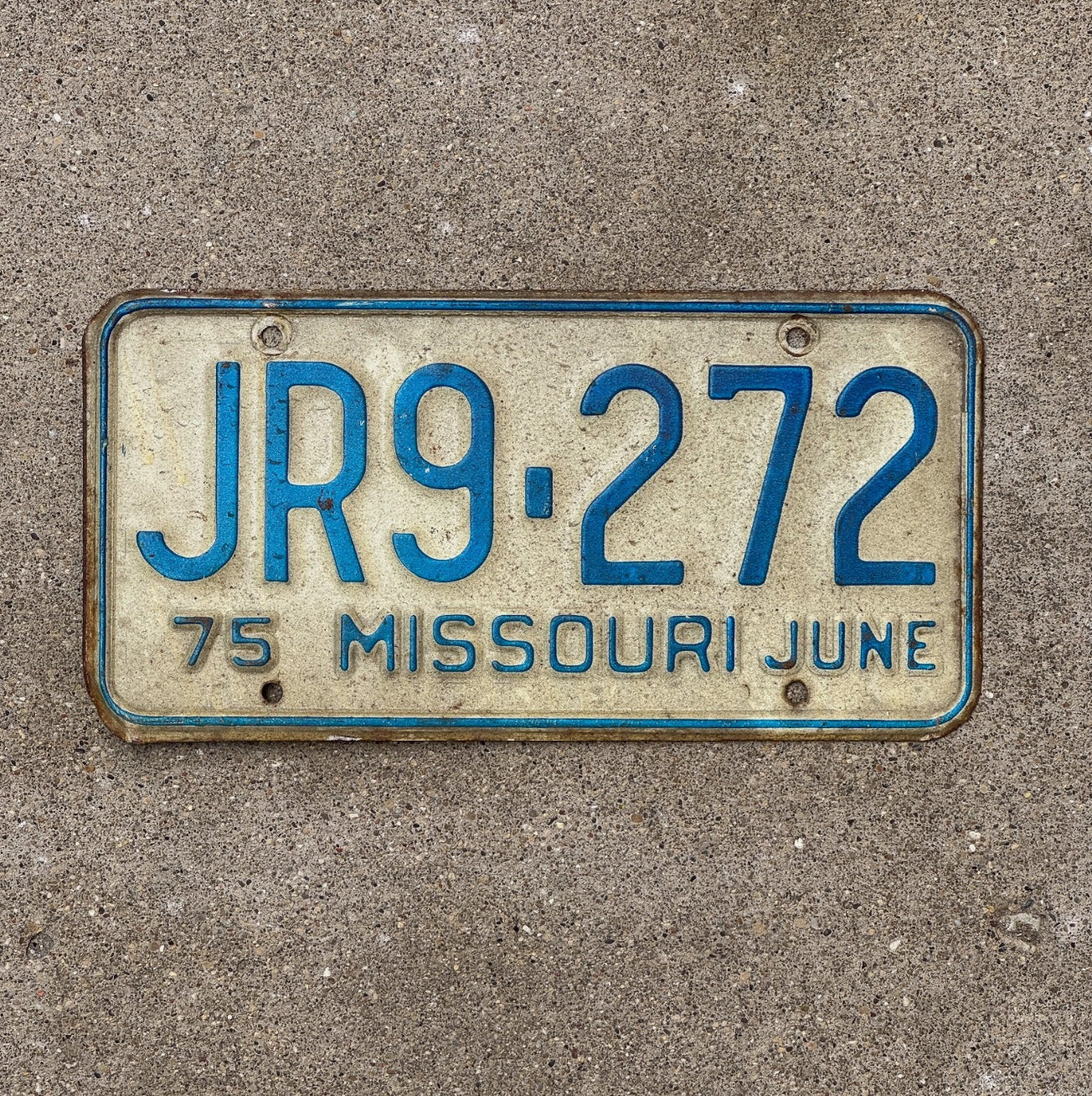 Photo of a 1975 Missouri License Plate Auto Tag Garage Decor Vintage JR9 272