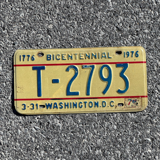 Photo of a 1975 Washington D.C. Trailer License Plate Auto Tag Garage Decor Vintage Bicentennial T 2793