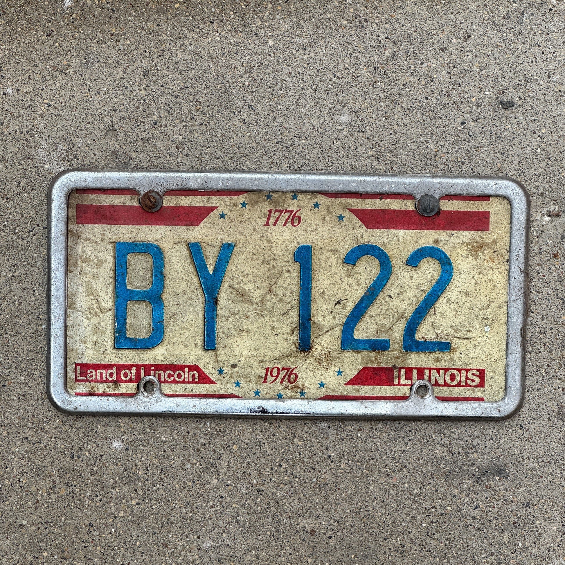 Photo of a 1976 Illinois License Plate Auto Tag 1 Vintage Garage Bicentennial BY 122 with original patina
