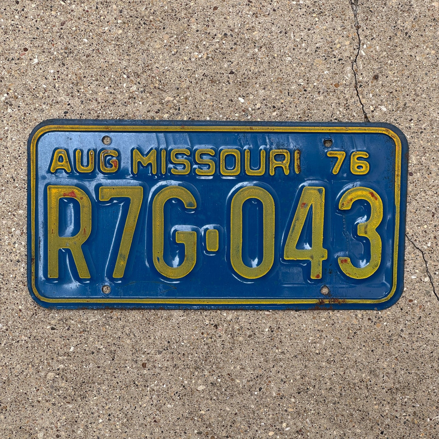 Photo of a 1976 Missouri License Plate Auto Tag Garage Decor Vintage August R7G 043