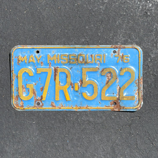 Photo of a 1976 Missouri License Plate Auto Tag Garage Decor Vintage G7R 522 with original patina