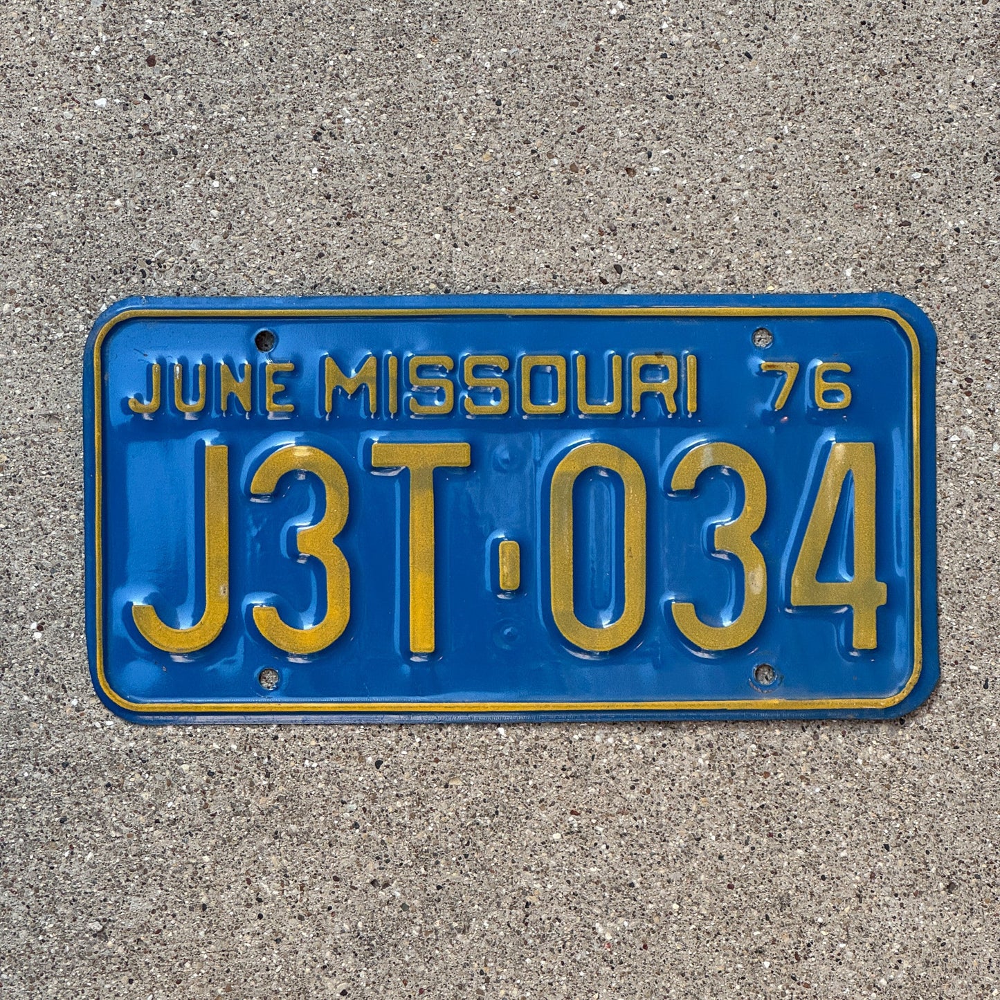 Photo of a 1976 Missouri License Plate Auto Tag Garage Decor Vintage J3T 034