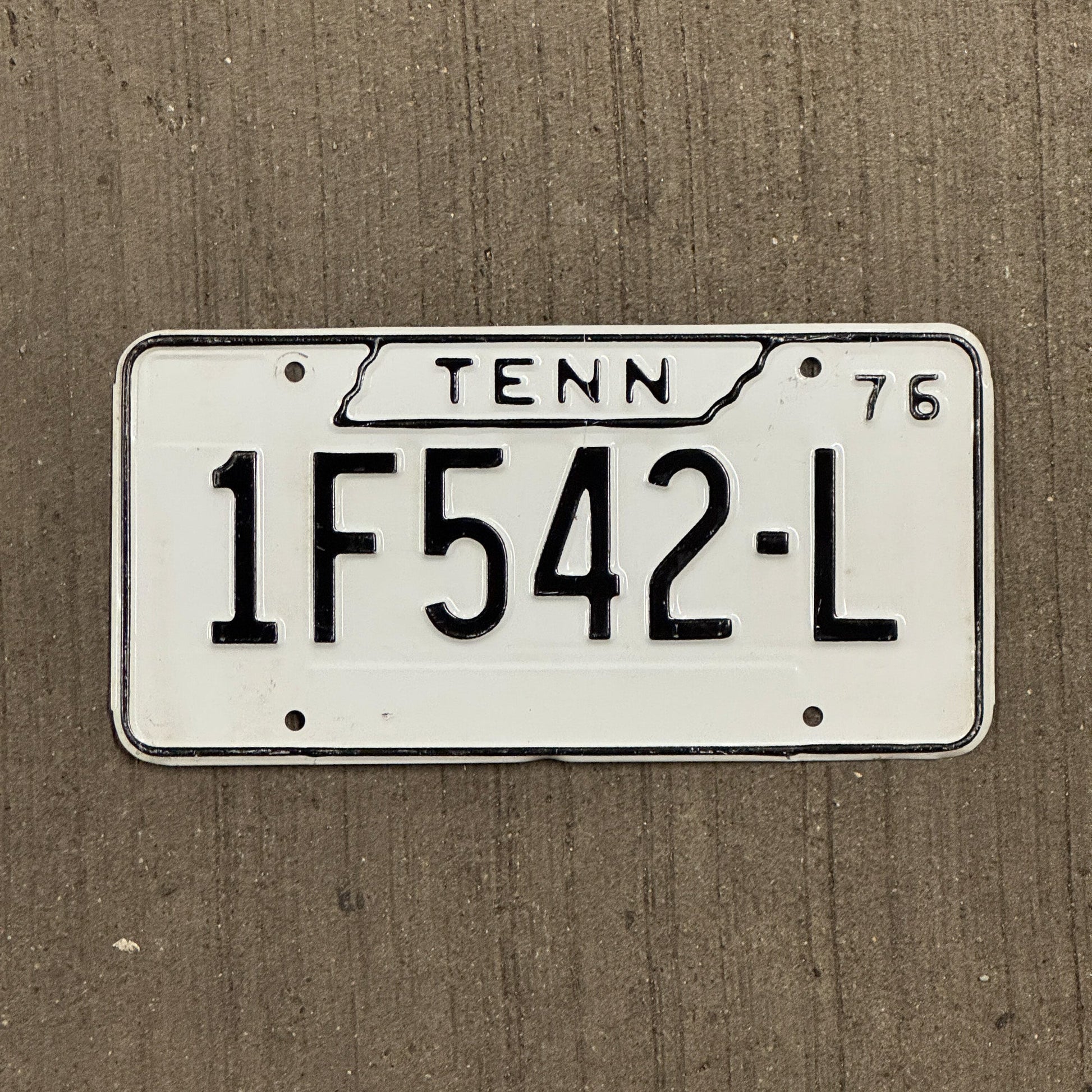 Photo of a 1976 Tennessee License Plate Auto Tag Garage Decor Vintage 1F 542 L