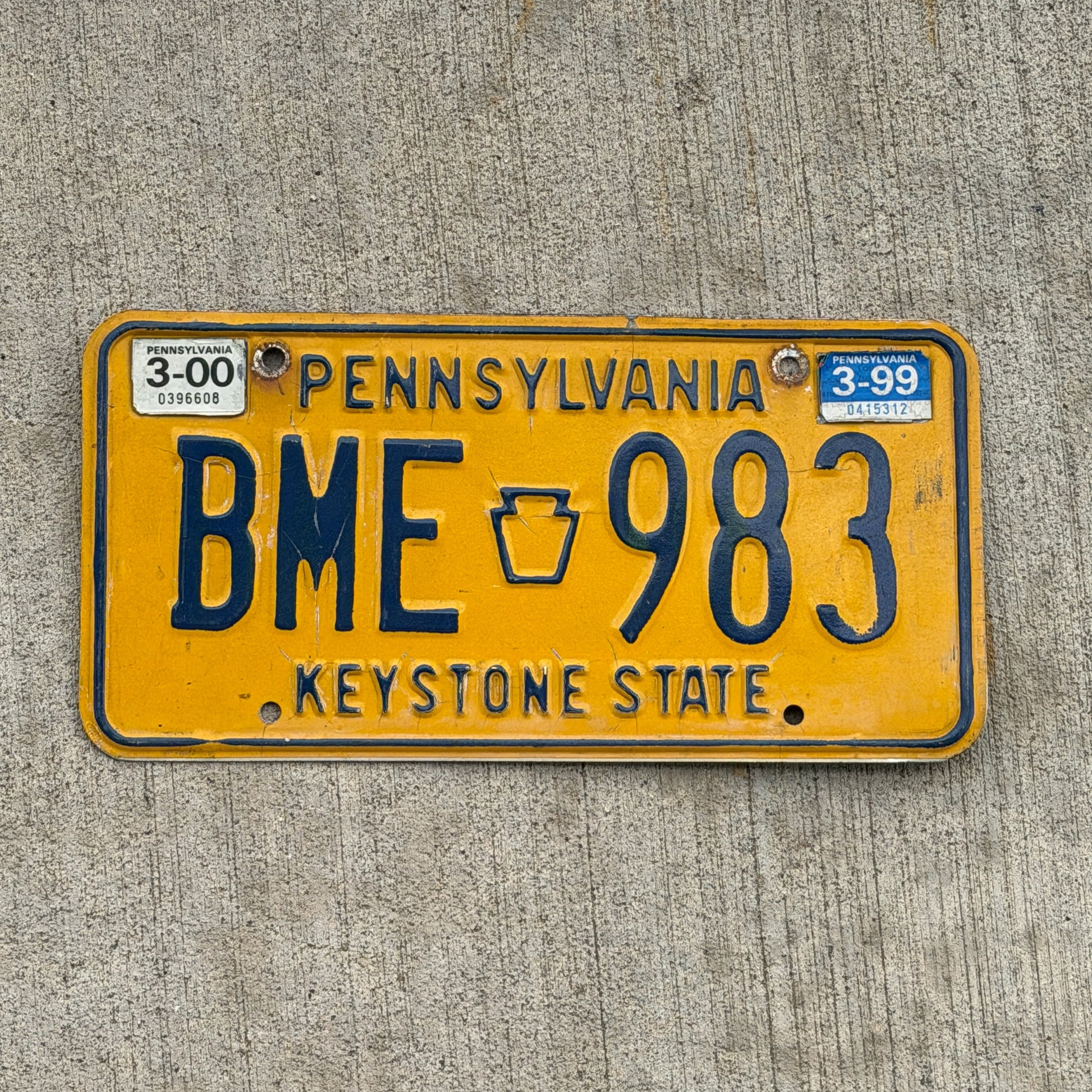 Photo of a 1977 2000 Pennsylvania License Plate Auto Tag Garage Decor Vintage BME 983 with original patina