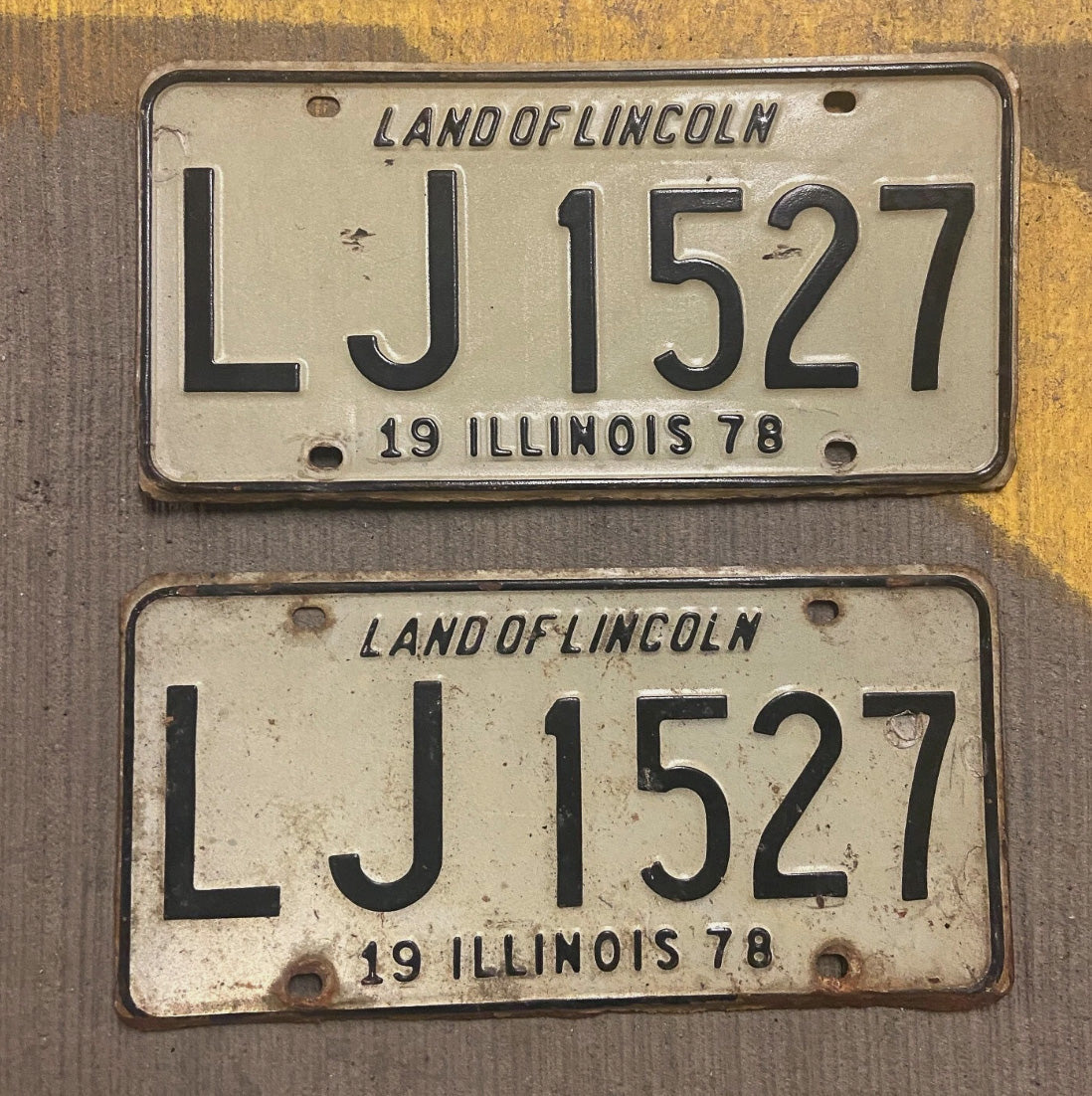 Photo of a 1978 Illinois License Plate Auto Tag Garage Decor Vintage LJ 1527