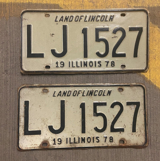 Photo of a 1978 Illinois License Plate Auto Tag Garage Decor Vintage LJ 1527