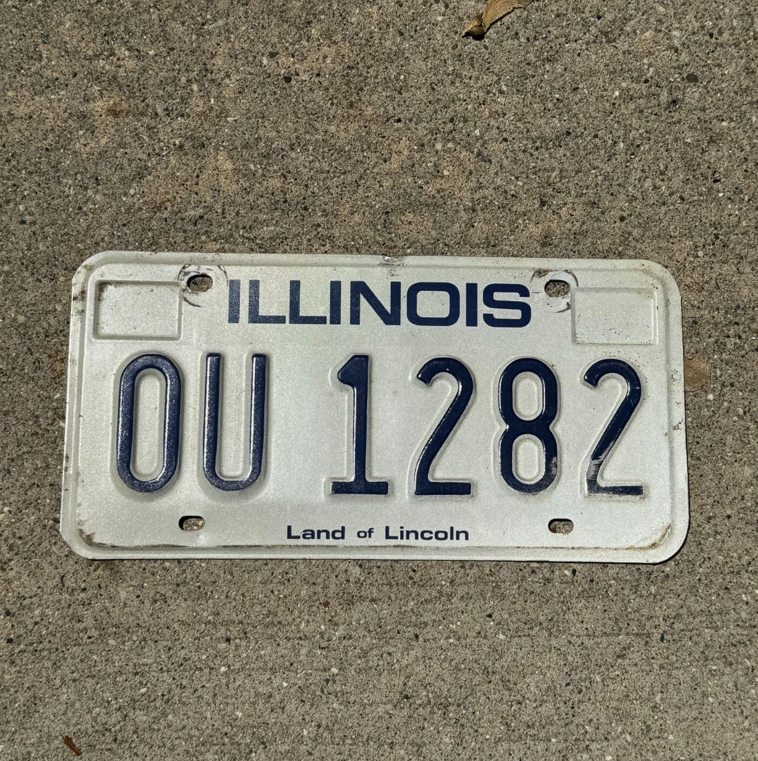 Photo of a 1979 Illinois License Plate Auto Tag Garage Decor Vintage OU 1282